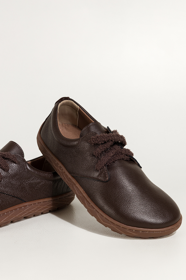 Czekoladowe buty barefoot skórzane damskie szerokie na elastycznej płaskiej podeszwie puszyste sznurówki PRODUKT POLSKI Casu 89811