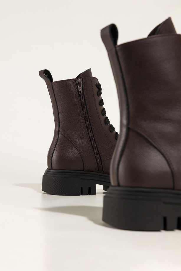 Czekoladowe botki skórzane damskie na bieżnikowanej platformie sznurowane PRODUKT POLSKI Casu 8258