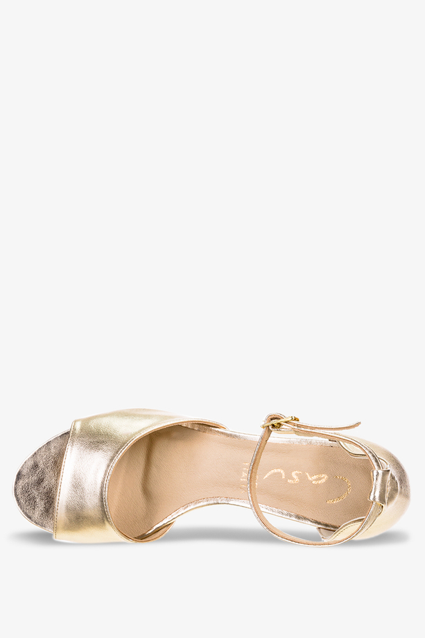 Złote sandały błyszczące na słupku z zakrytą piętą pasek wokół kostki Casu 155