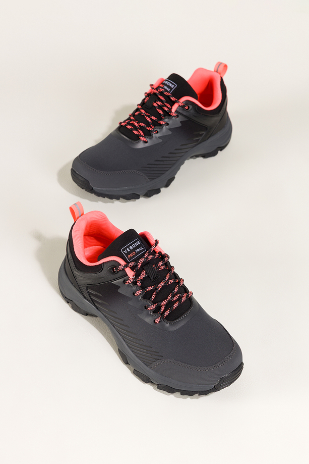 Ciemnoszare buty trekkingowe damskie buty sportowe softshell na bieżnikowanej podeszwie koralowe wstawki sznurowane Carla EY0976-6