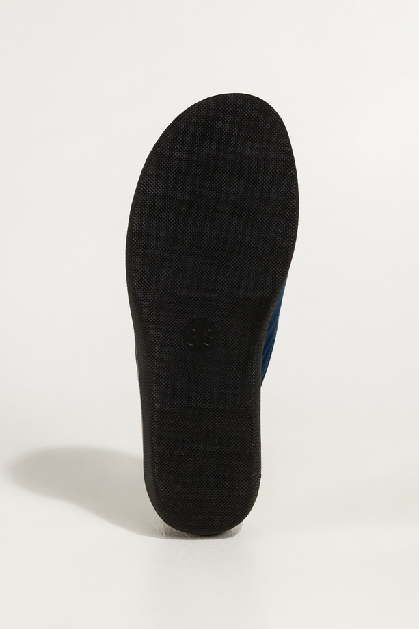 Granatowe kapcie damskie Inblu obuwie domowe z haftowanymi kwiatami XF99994S