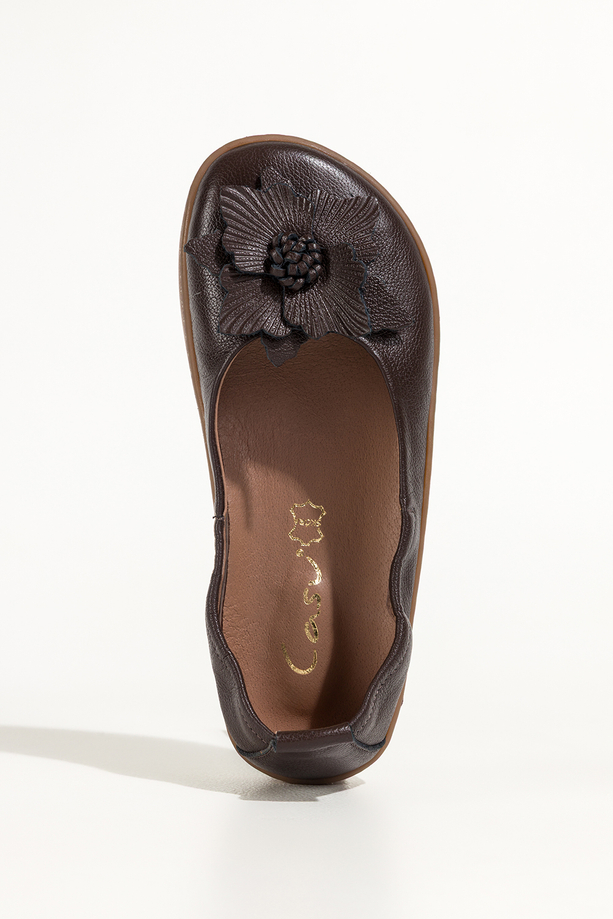 Czekoladowe baleriny barefoot skórzane damskie z kwiatem szerokie na elastycznej podeszwie PRODUKT POLSKI Casu 89794