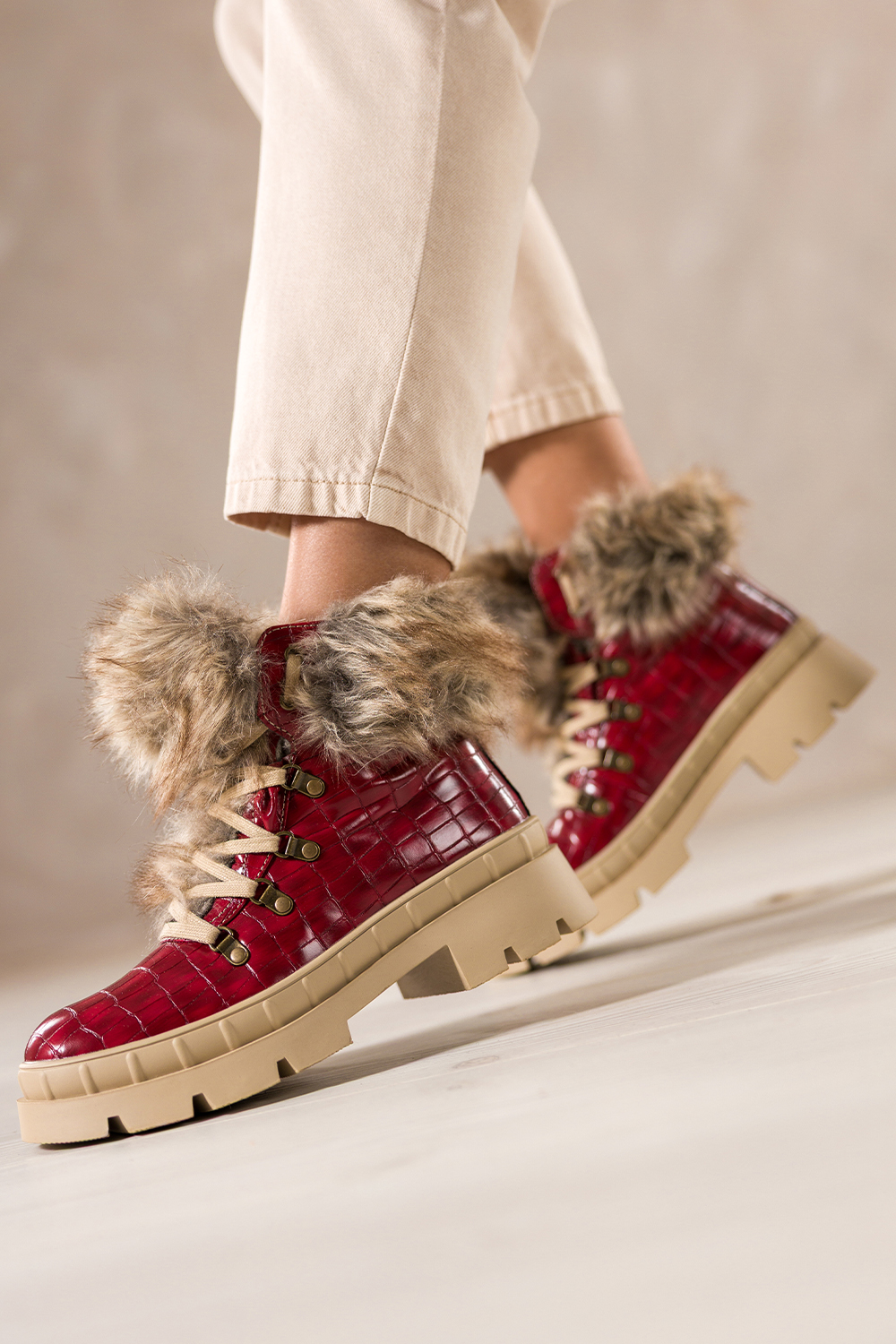 Czerwone botki śniegowce damskie trapery na bieżnikowanej platformie wykończone futerkiem krokodyli