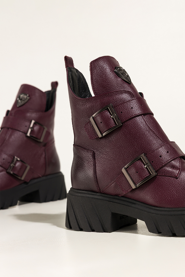 Bordowe botki workery skórzane damskie na bieżnikowanej platformie paski z klamrami stalowa ozdoba na języku PRODUKT POLSKI Casu 39517