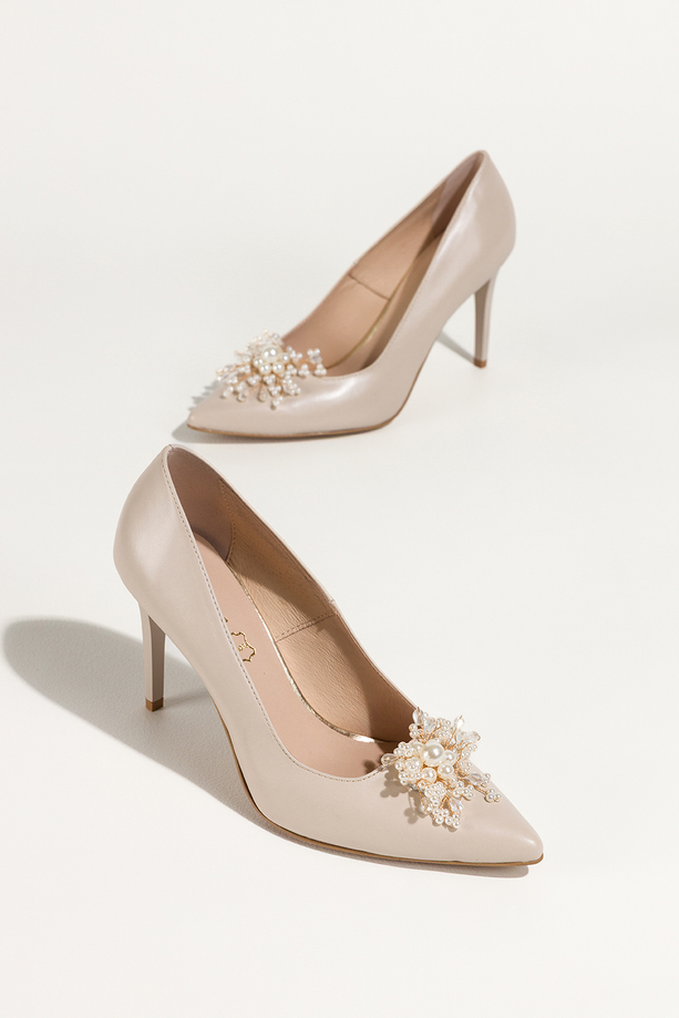 Beżowe szpilki skórzane damskie ozdoba z perełek i koralików PRODUKT POLSKI Casu 6935-Z94