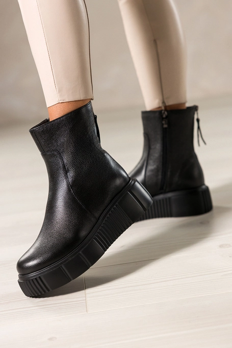 Czarne botki skórzane damskie na żłobionej platformie z ozdobnym zamkiem z tyłu PRODUKT POLSKI Casu 39630