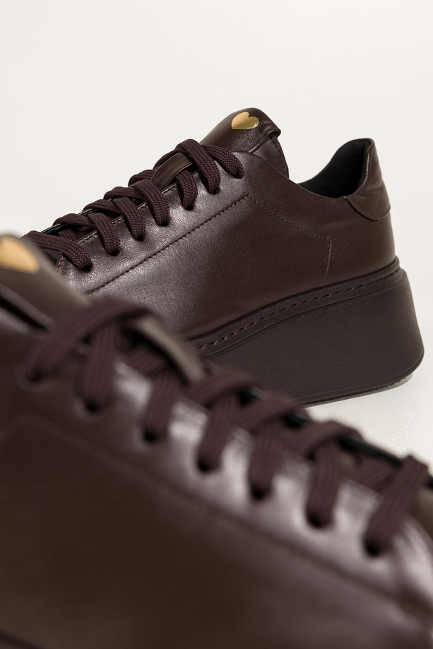 Czekoladowe sneakersy skórzane damskie buty sportowe na platformie złote serce na języku sznurowane PRODUKT POLSKI Casu 8201
