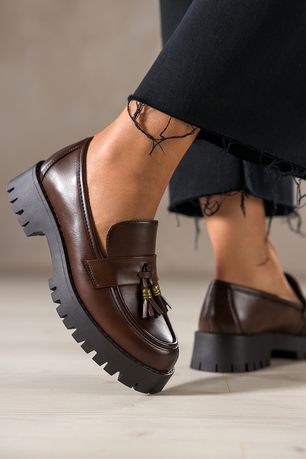 Czekoladowe mokasyny damskie półbuty z chwostami na bieżnikowanej platformie skórzana wkładka Carla K-6-B899