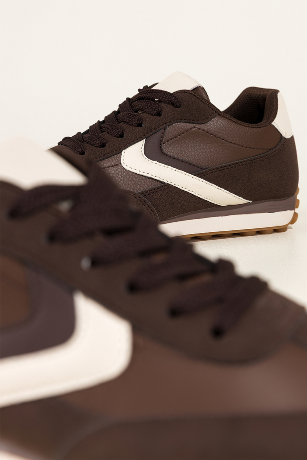Czekoladowe sneakersy damskie buty sportowe na bieżnikowanej podeszwie sznurowane białe wstawki Casu WPY0178