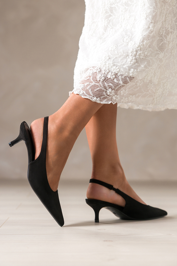 Czarne czółenka damskie z odkrytą piętą obcas kieliszek pasek z elastyczna gumą Carla 8166