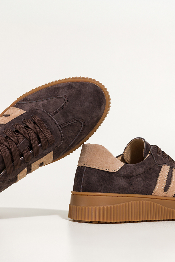 Czekoladowe sneakersy skórzane damskie buty sportowe na żłobionej beżowej platformie beżowe wstawki sznurowane Carla TW-OC8925