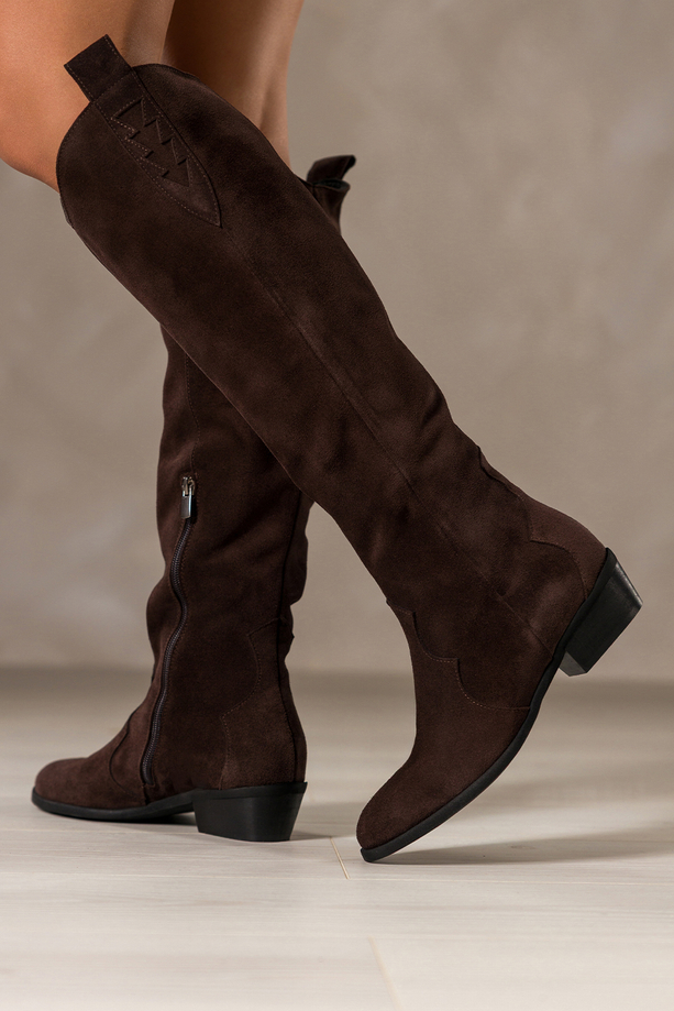 Czekoladowe kozaki skórzane damskie kowbojki zamszowe na ściętym klocku wycięta cholewka z ozdobnymi paskami PRODUKT POLSKI Casu 7000-496