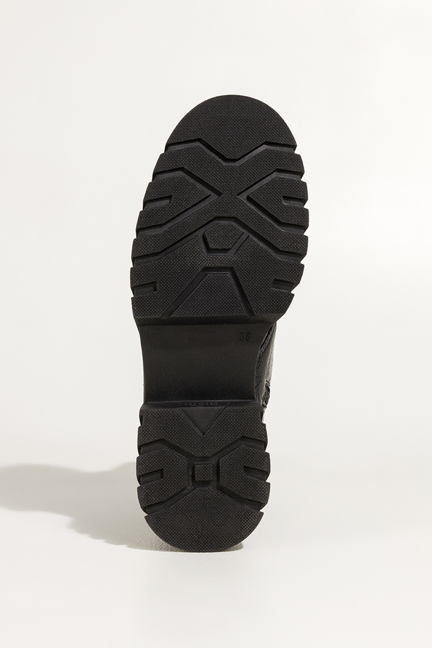 Czarne botki skórzane damskie lakierowane z wzorem bieżnikowana platforma sznurowane PRODUKT POLSKI Casu 377