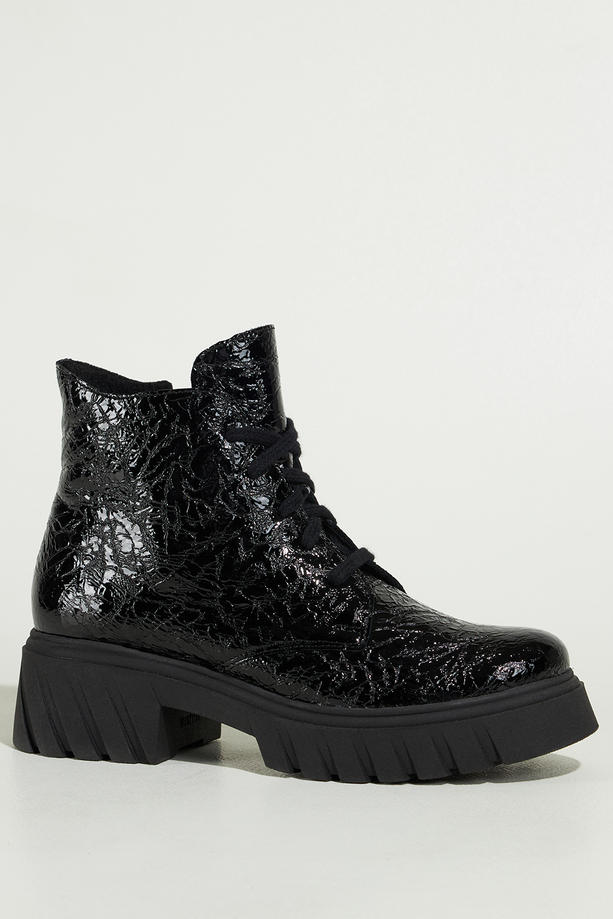 Czarne botki skórzane damskie lakierowane z wzorem bieżnikowana platforma sznurowane PRODUKT POLSKI Casu 377