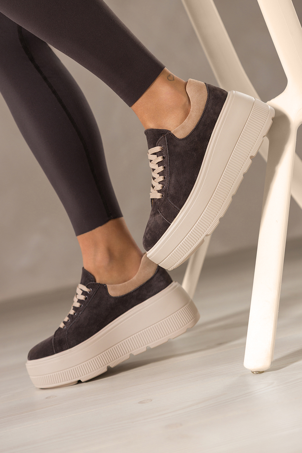 Czekoladowe sneakersy skórzane damskie buty sportowe na grubej żłobionej podeszwie beżowe wstawki s