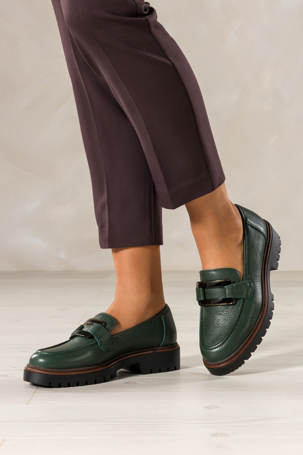 Zielone mokasyny skórzane damskie Sergio Leone na bieżnikowanej podeszwie czarna ozdoba na cholewce NP74833-H