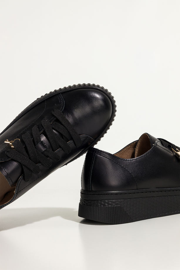 Czarne sneakersy skórzane damskie buty sportowe na platformie z kłódką sznurowane PRODUKT POLSKI Casu 1145