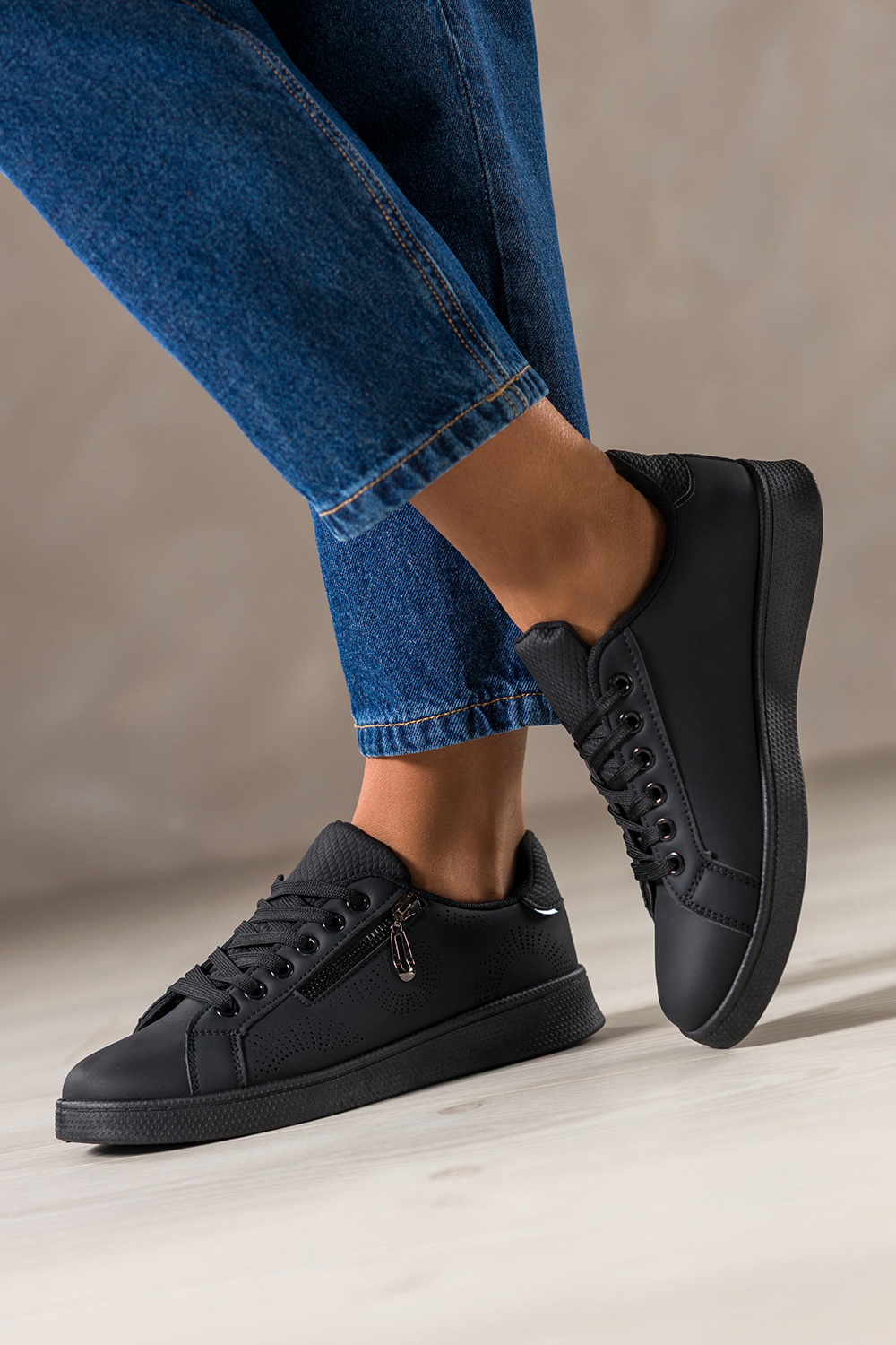 Czarne sneakersy damskie buty sportowe z ozdobnym zamkiem sznurowane Casu DXU-32