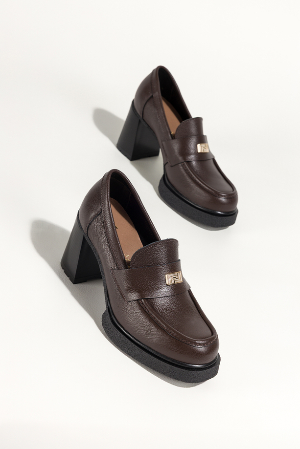 Czekoladowe mokasyny skórzane damskie na szerokim klocku złota ozdoba PRODUKT POLSKI Casu 79830