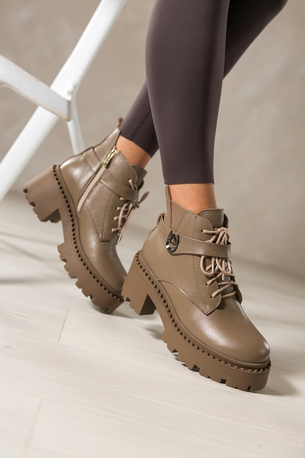 Ciemnobeżowe botki skórzane damskie workery na bieżnikowanej platformie w cholewce guma pasek ze stalową ozdobą sznurowane PRODUKT POLSKI Casu 39442
