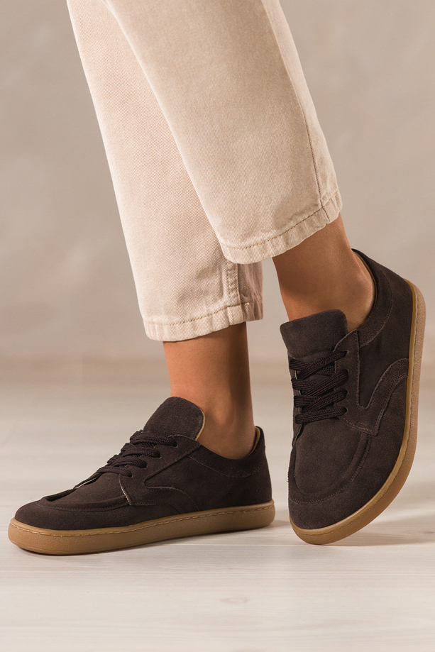 Czekoladowe półbuty barefoot skórzane zamszowe damskie szerokie na elastycznej płaskiej podeszwie cholewka z przeszyciami sznurowane PRODUKT POLSKI Casu M8669