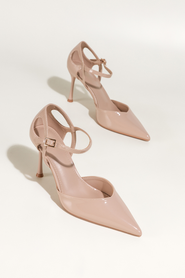 Beżowe czółenka damskie szpilki lakierowane z paskiem wycięcia na cholewce Carla OV849