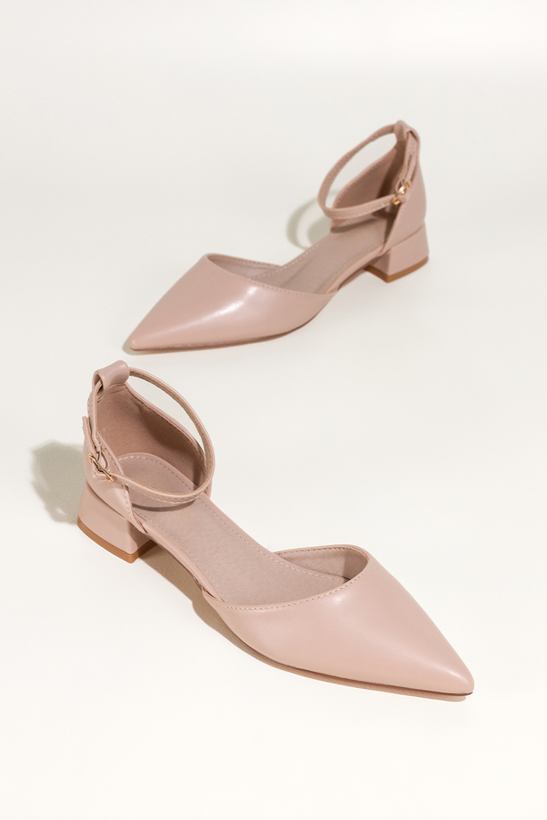 Beżowe baleriny damskie na niskim obcasie zakryta pięta pasek wokół kostki Carla OV864K