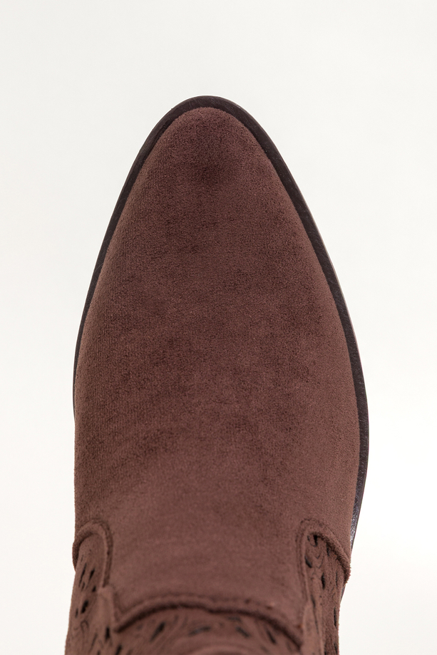 Czekoladowe botki damskie kowbojki ścięty obcas klocek ażurowa cholewka Carla S7477-3