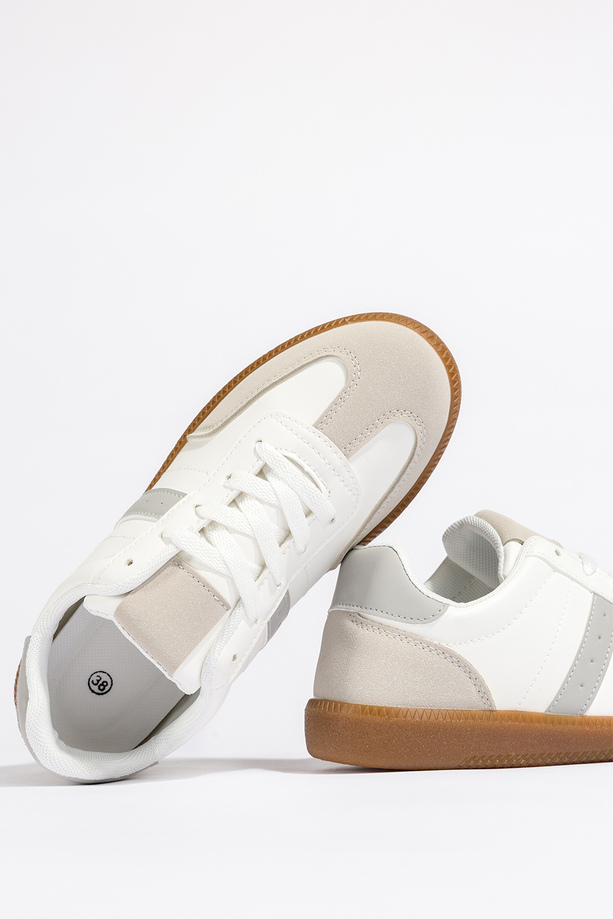 Białe sneakersy damskie buty sportowe na elastycznej płaskiej podeszwie sznurowane szare wstawki Casu H2460-3