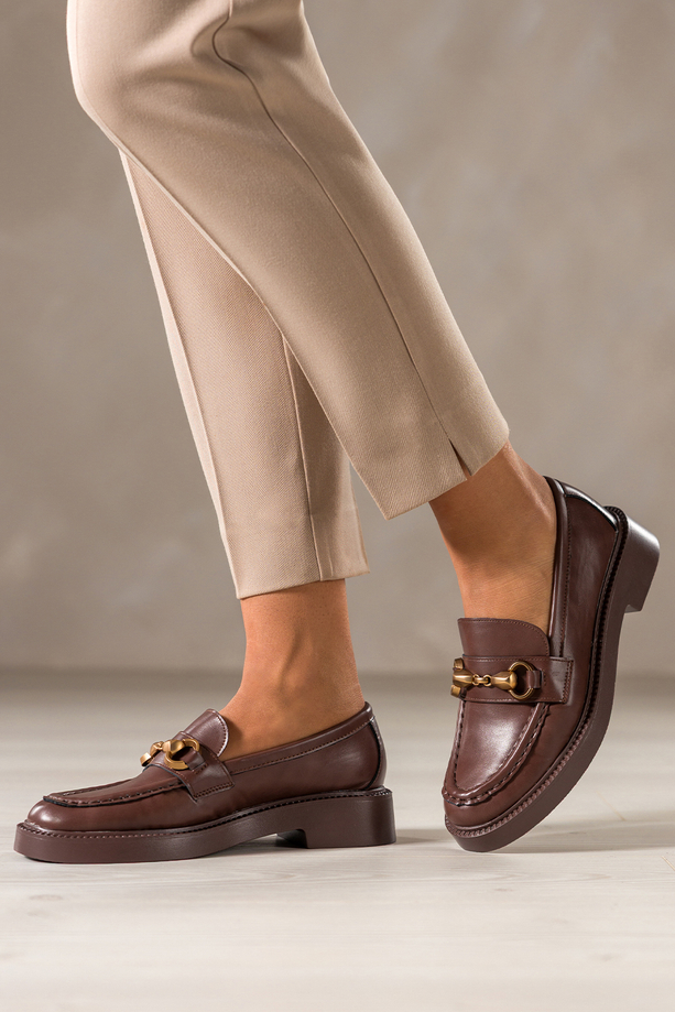 Brązowe mokasyny damskie półbuty na niskim obcasie złota ozdoba Carla V882