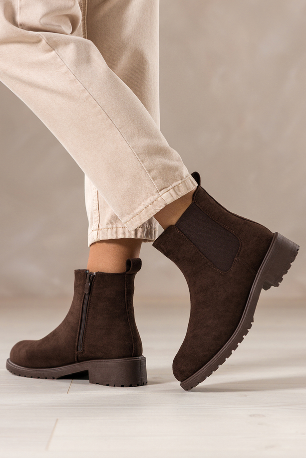 Czekoladowe botki damskie na bieżnikowanej podeszwie guma w cholewce Casu YZ844-7