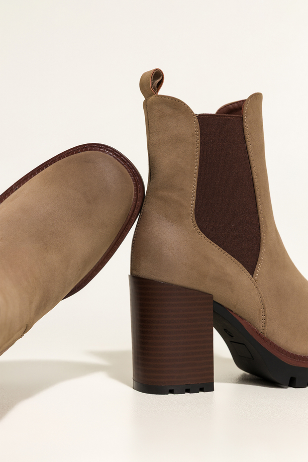 Beżowe botki damskie na szerokim słupku brązowa guma w cholewce Carla N260