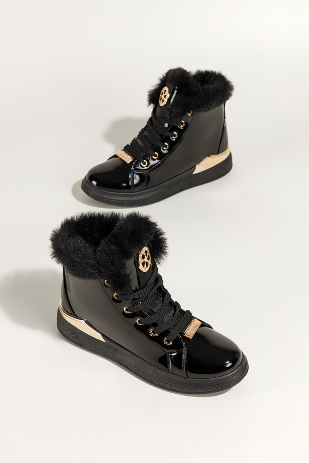 Czarne botki damskie lakierowane platforma ze złotym akcentem złota ozdoba na języku sznurowane Casu 6992-87