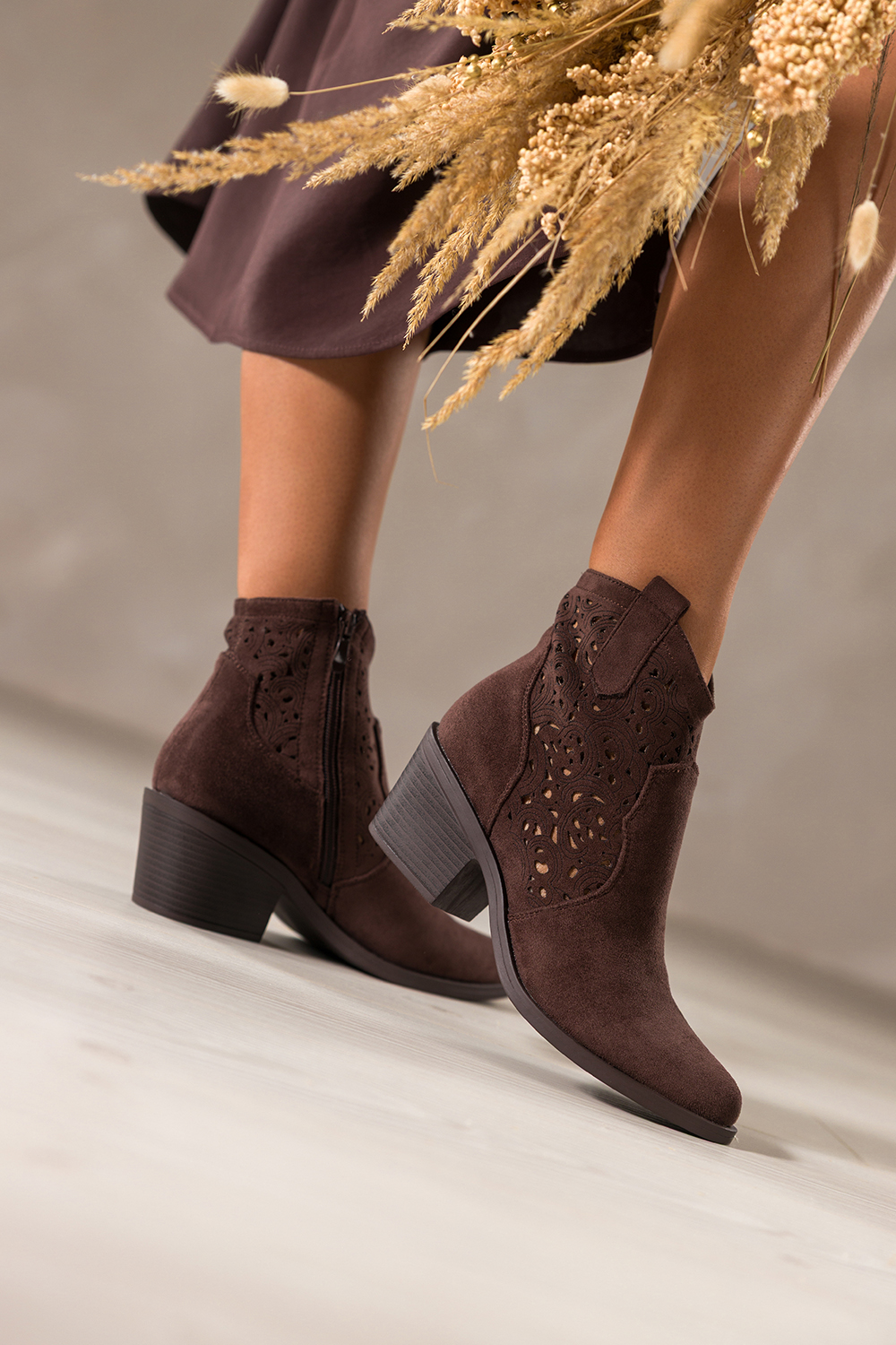 Czekoladowe botki damskie kowbojki ścięty obcas klocek ażurowa cholewka Carla S7477-3