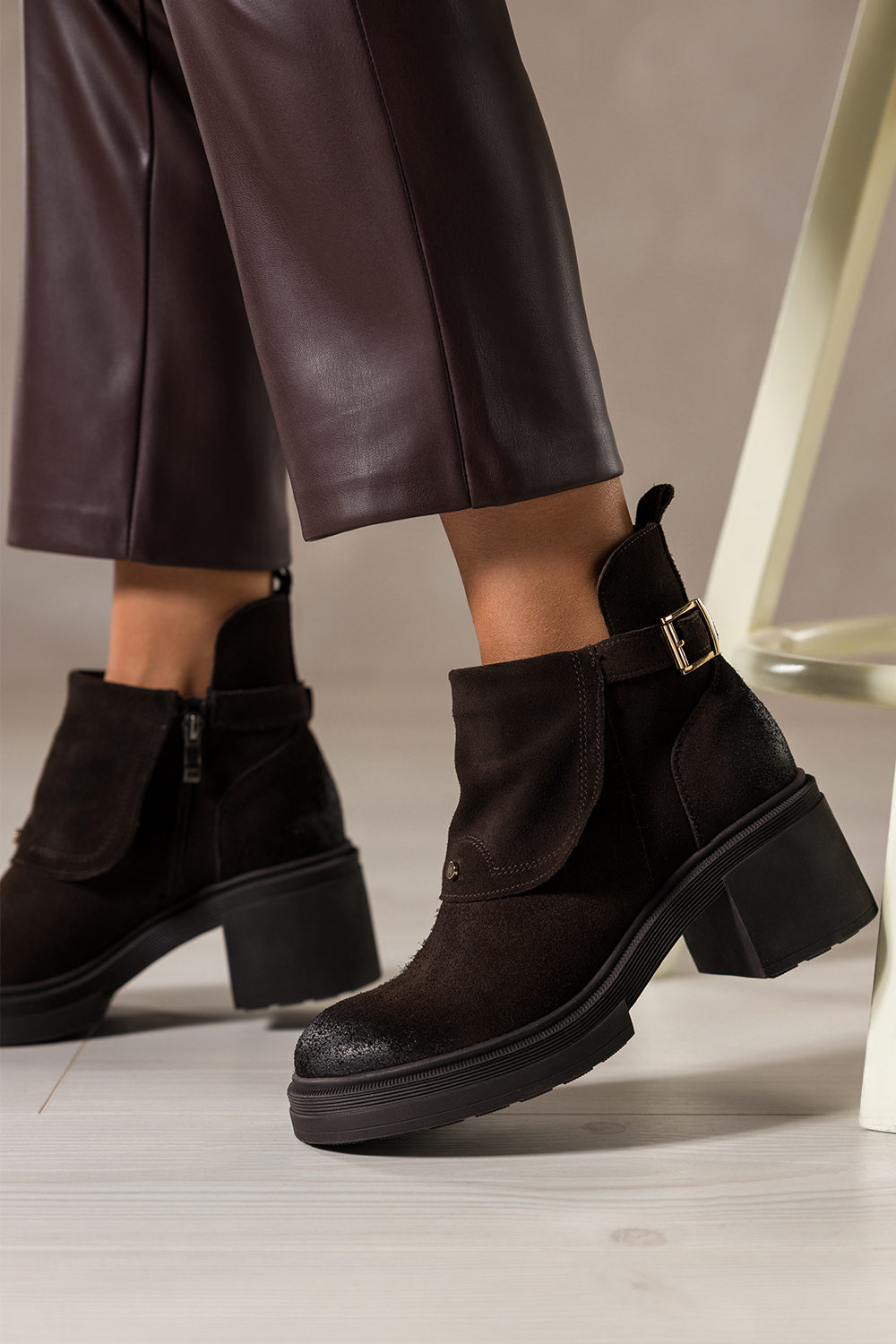 Czekoladowe botki skórzane damskie na platformie pasek ze złotą klamrą PRODUKT POLSKI Casu 8843