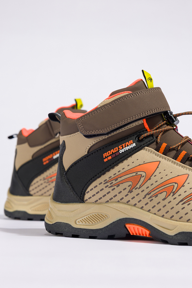 Beżowe buty trekkingowe damskie na bieżnikowanej podeszwie z regulowaną elastyczną sznurówką pomarańczowe wstawki softshell Casu 2310-8W