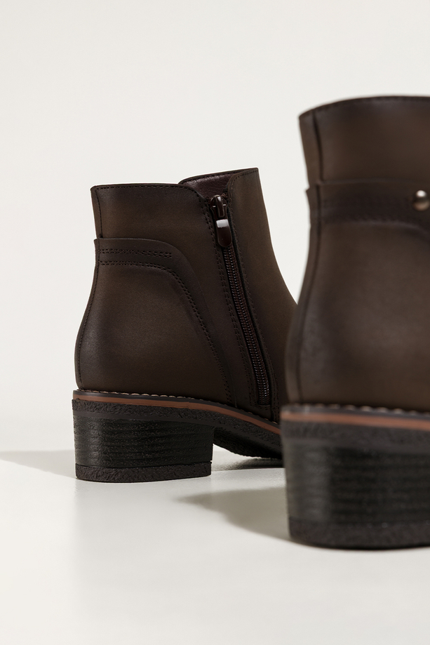 Czekoladowe botki damskie na klocku ozdobny zamek na cholewce Casu D721-7