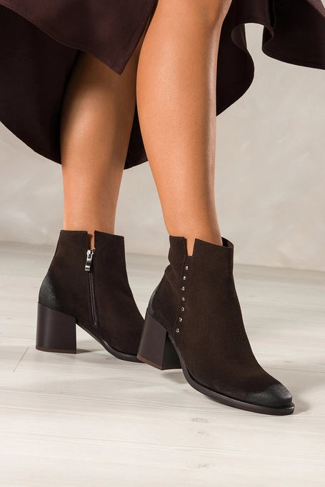 Czekoladowe botki skórzane damskie na szerokim słupku nity na cholewce PRODUKT POLSKI Casu 8863