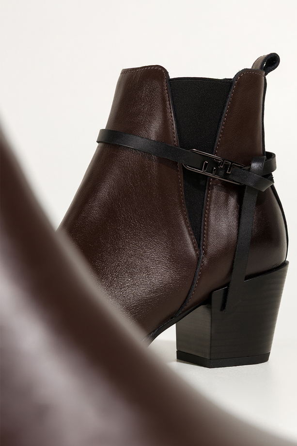 Czekoladowe botki skórzane damskie kowbojki na ściętym klocku guma w cholewce pasek ze stalową ozdobą PRODUKT POLSKI Casu 39435