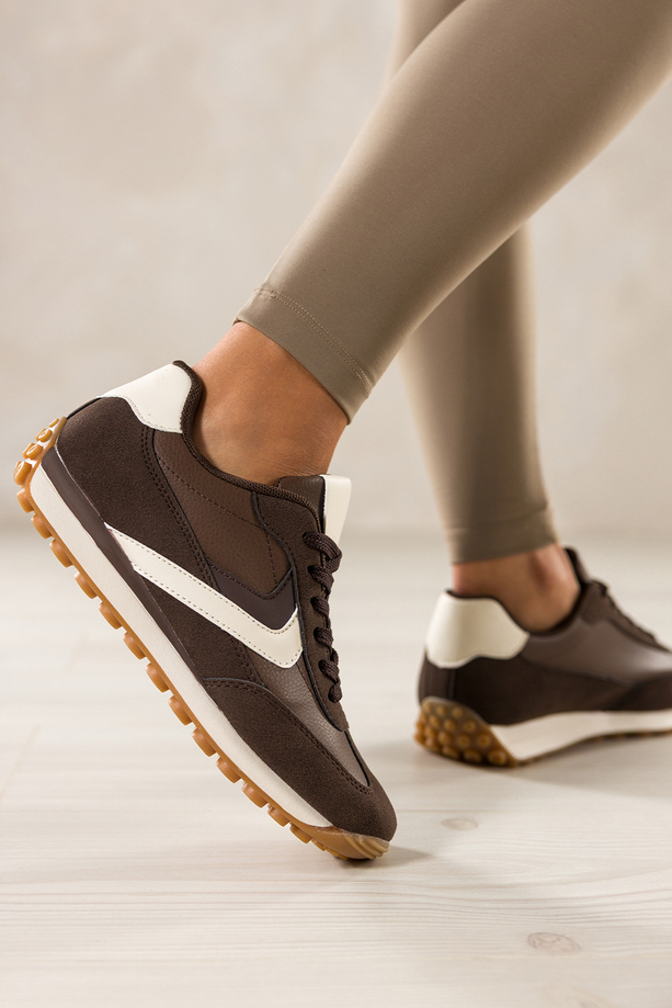 Czekoladowe sneakersy damskie buty sportowe na bieżnikowanej podeszwie sznurowane białe wstawki Casu WPY0178