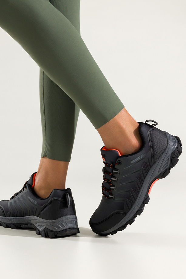Szare buty trekkingowe damskie buty sportowe softshell na bieżnikowanej podeszwie pomarańczowe wstawki sznurowane Carla EY82933-3
