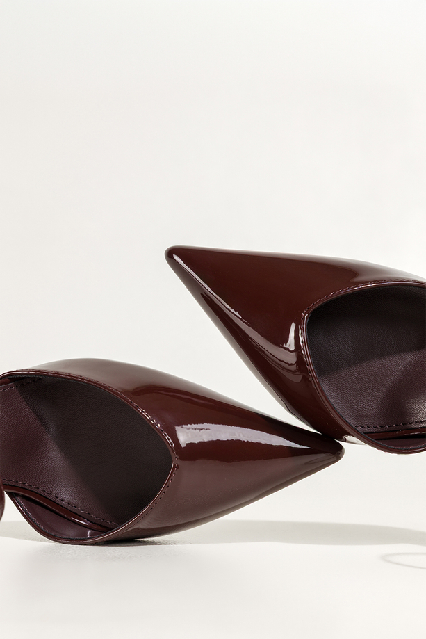 Czekoladowe czółenka damskie szpilki lakierowane z paskiem wycięcia na cholewce Carla OV849