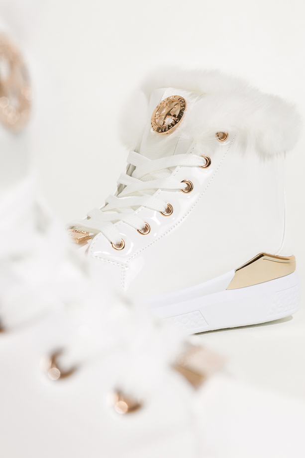 Białe botki damskie lakierowane platforma ze złotym akcentem złota ozdoba na języku sznurowane Casu 6992-86