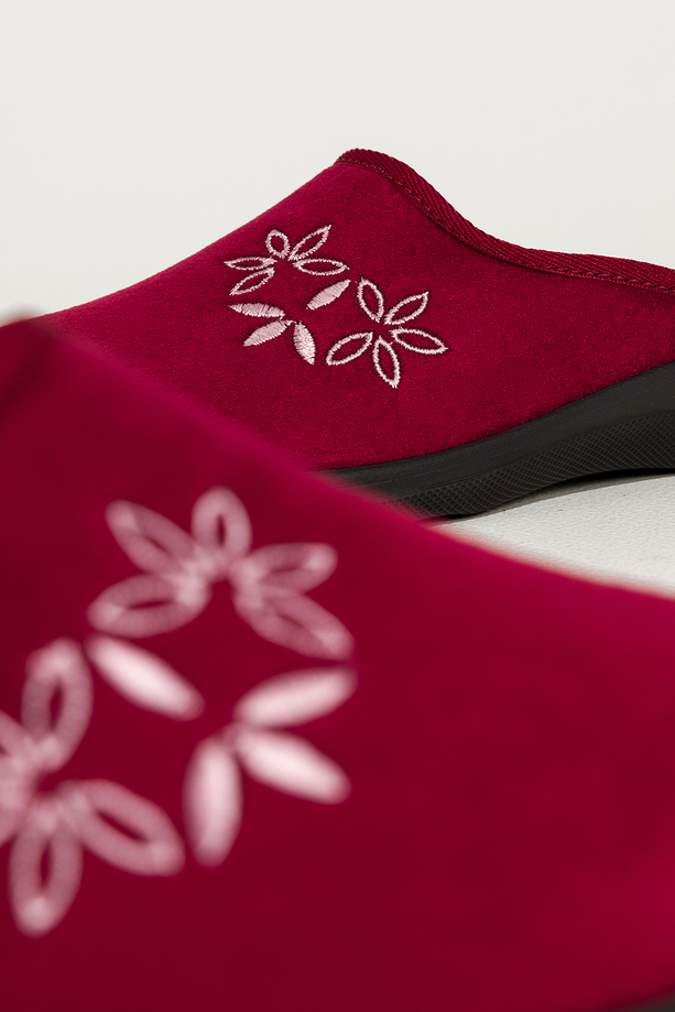 Bordowe kapcie damskie Inblu obuwie domowe z haftowanymi kwiatami XF99994S