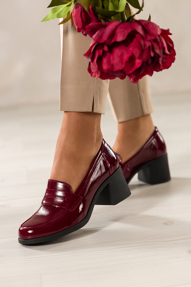 Bordowe mokasyny skórzane damskie lakierowane na szerokim klocku ozdobny pasek PRODUKT POLSKI Casu 2762
