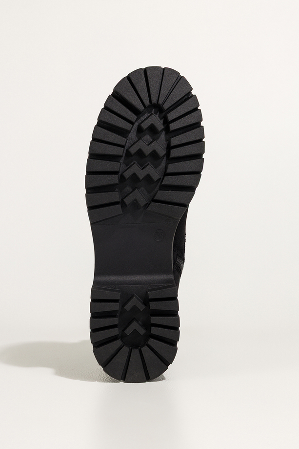 Czarne botki damskie na bieżnikowanej platformie stalowa ozdoba sznurowane Casu CB349-8