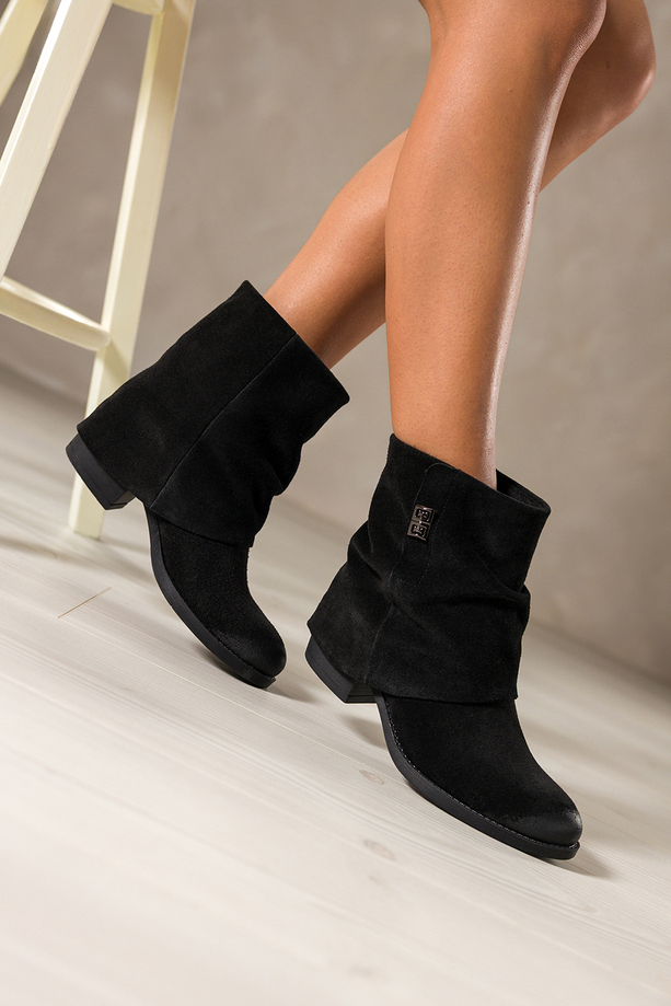 Czarne botki skórzane damskie kowbojki z szeroką marszczoną cholewką stalowa ozdoba ścięty obcas klocek PRODUKT POLSKI Casu 39454