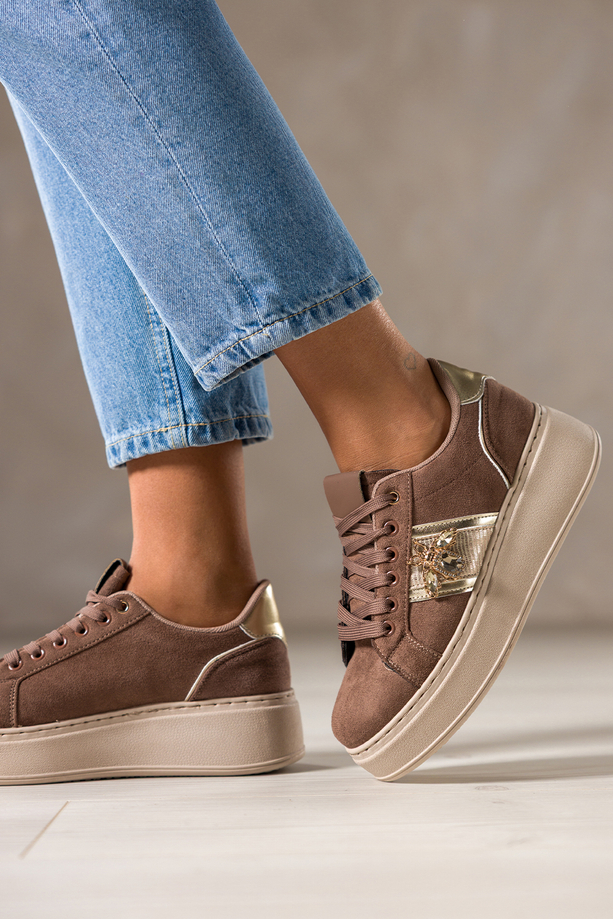 Brązowe sneakersy damskie buty sportowe na beżowej platformie złote dodatki owad z kryształkami sznurowane Carla X6067