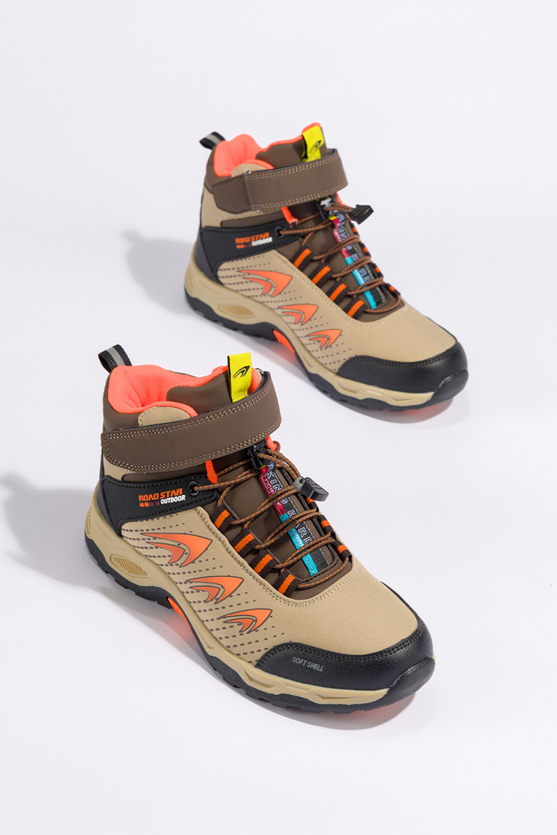 Beżowe buty trekkingowe damskie na bieżnikowanej podeszwie z regulowaną elastyczną sznurówką pomarańczowe wstawki softshell Casu 2310-8W