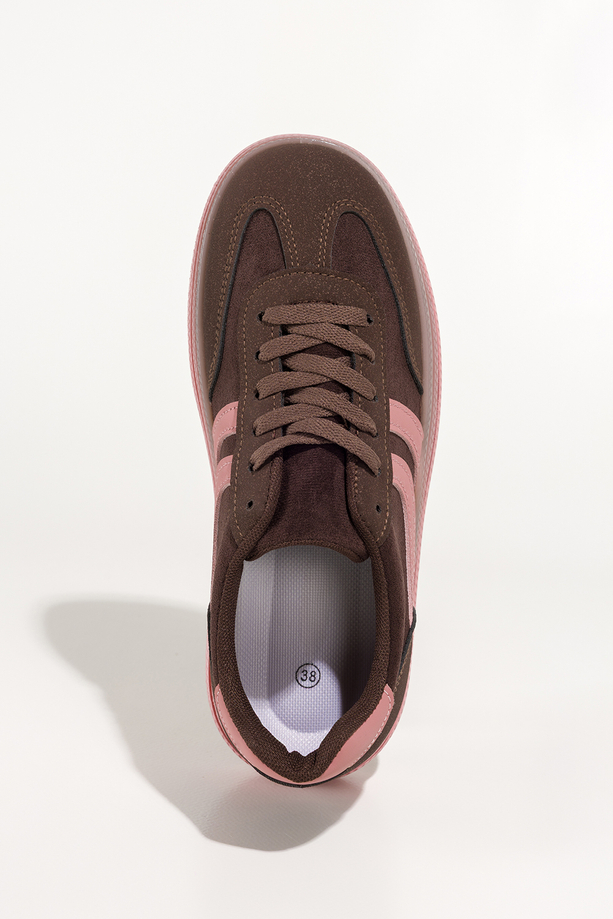 Brązowe sneakersy damskie buty sportowe na różowej platformie różowe wstawki sznurowane Carla 1000